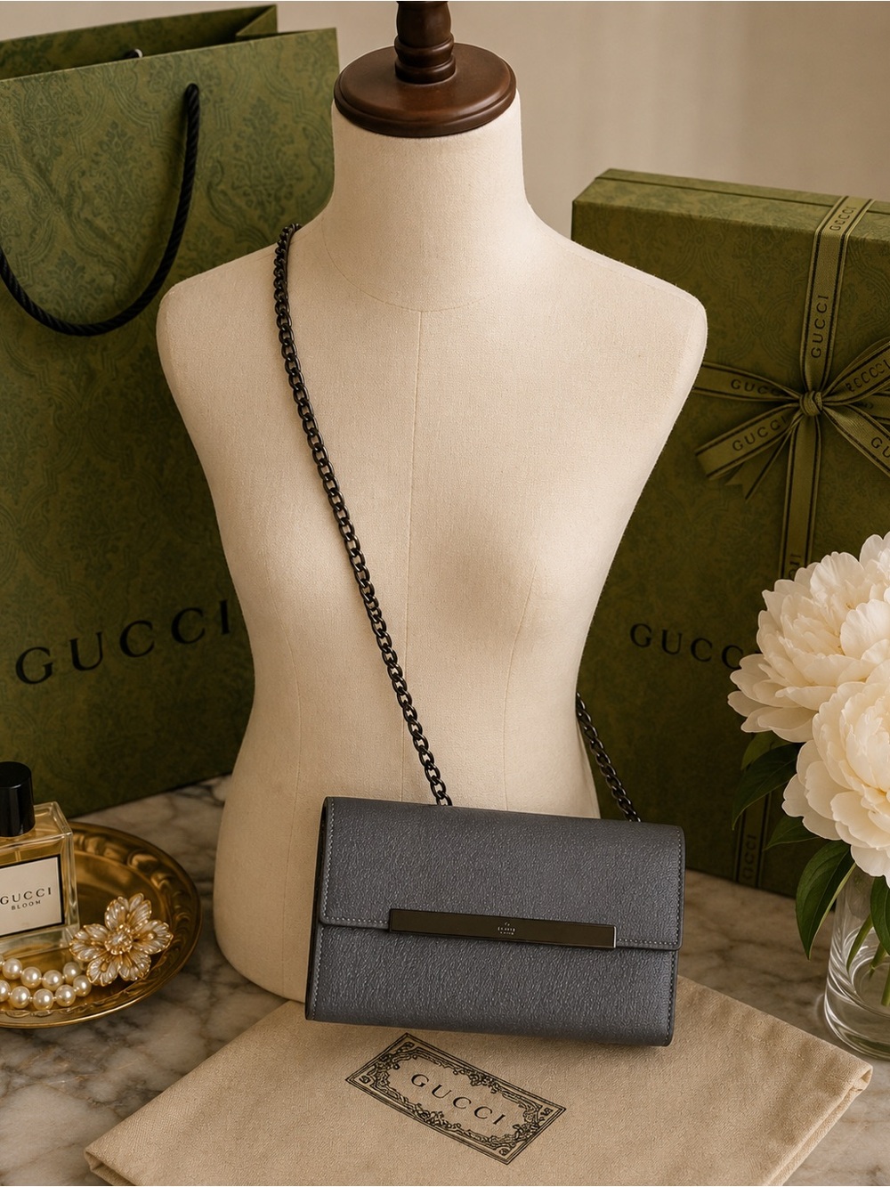✨ Gucci Pebbled Leather Wallet on Chain / Clutch ✨